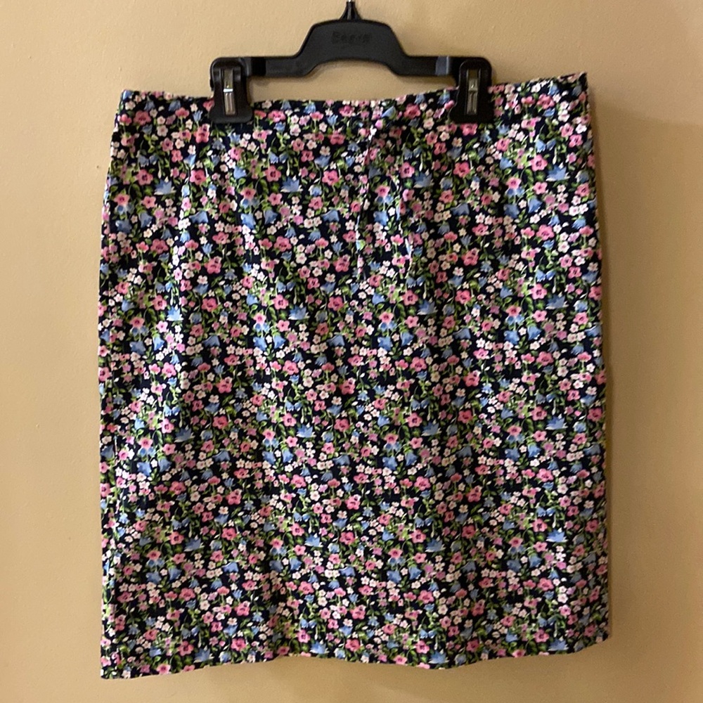 Nevada black with pink purple & white flowers shorter midi skirt - size large